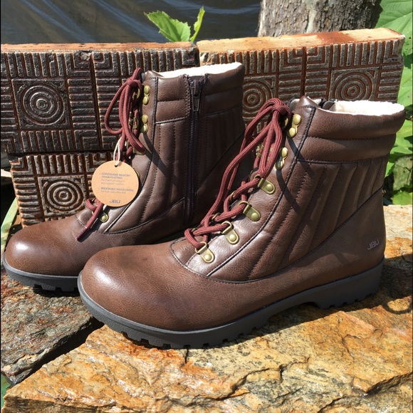 boots with memory foam footbed